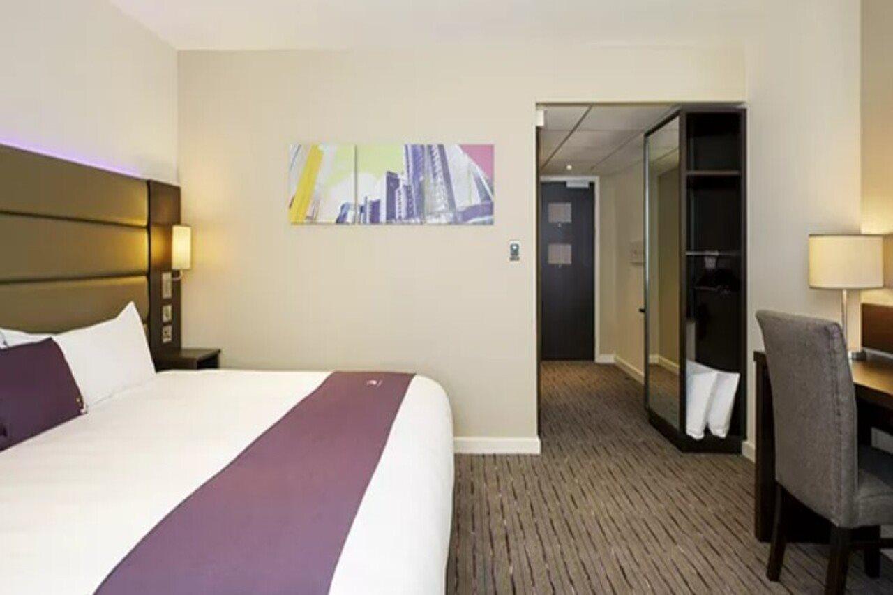 Premier Inn Cheltenham Town Centre Exteriör bild